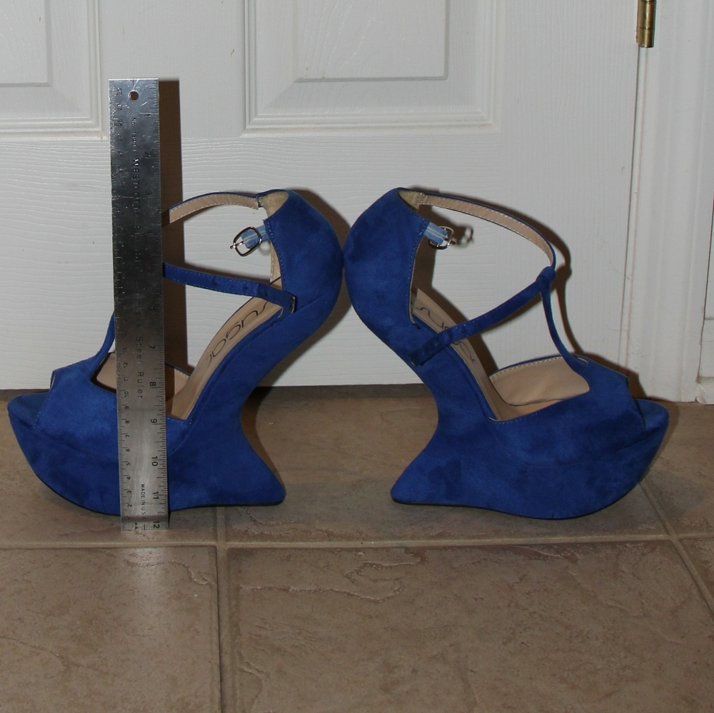 Unusual heel-less platform heels called Giggles.